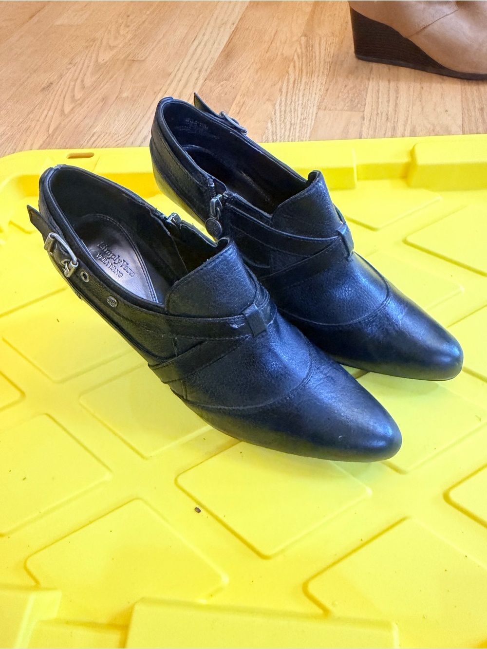 Ladies Size 10M "Simply Vera Vera Wang" Black LEATHER Pointed Slip-On Mules GUC